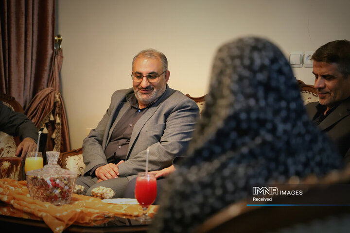 دیدار شهردار اصفهان با خانواده شهید شیرودی