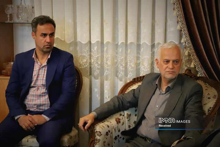 دیدار شهردار اصفهان با خانواده شهید شیرودی