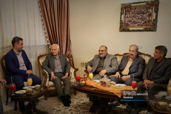 دیدار شهردار اصفهان با خانواده شهید شیرودی