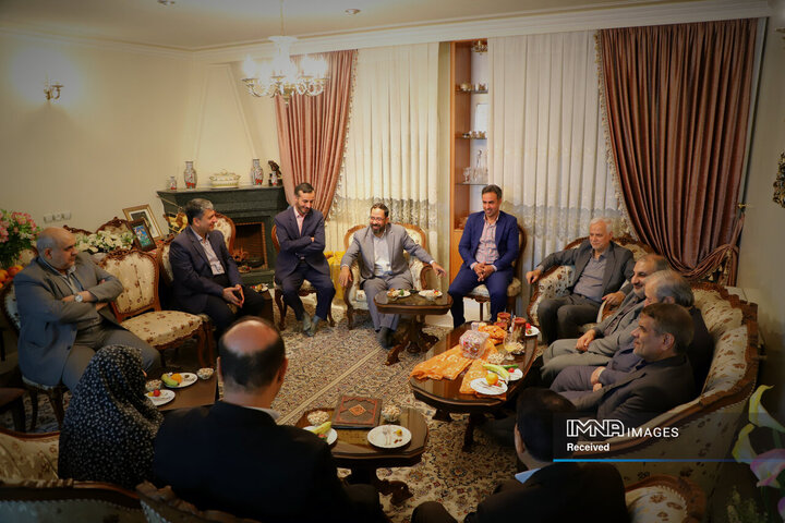 دیدار شهردار اصفهان با خانواده شهید شیرودی