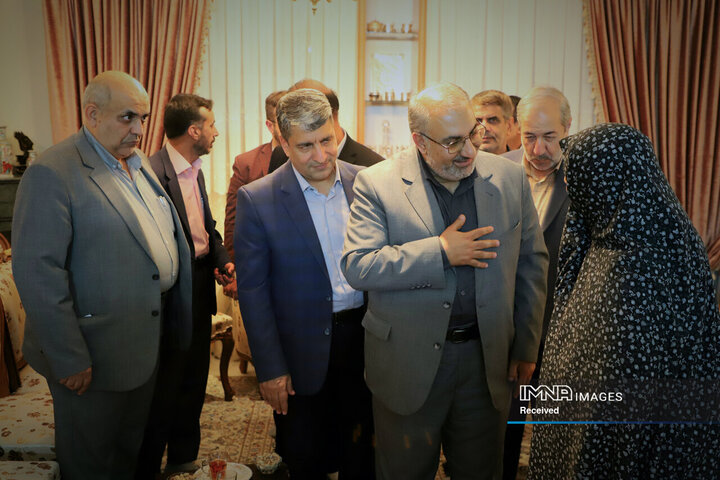 دیدار شهردار اصفهان با خانواده شهید شیرودی