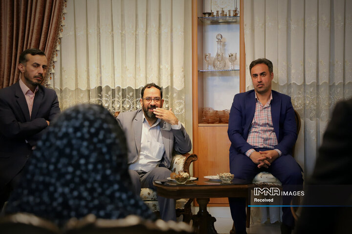 دیدار شهردار اصفهان با خانواده شهید شیرودی