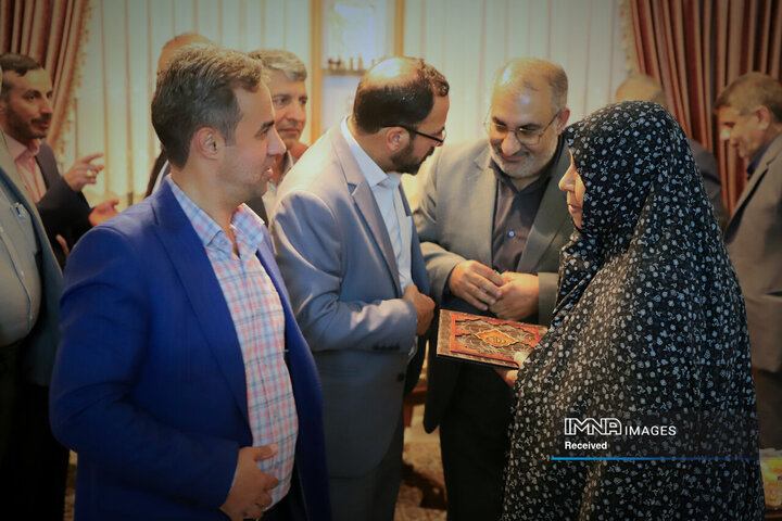 دیدار شهردار اصفهان با خانواده شهید شیرودی
