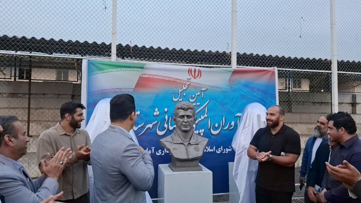 فیلم| شوخی قهرمانان کشتی با سردیس‌های خود