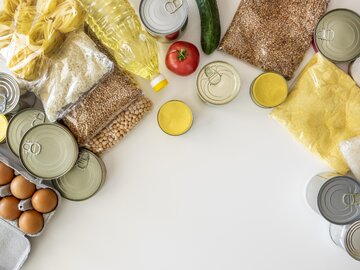 اهمیت تغذیه صحیح تحت نظارت مراقب برای سالمندان