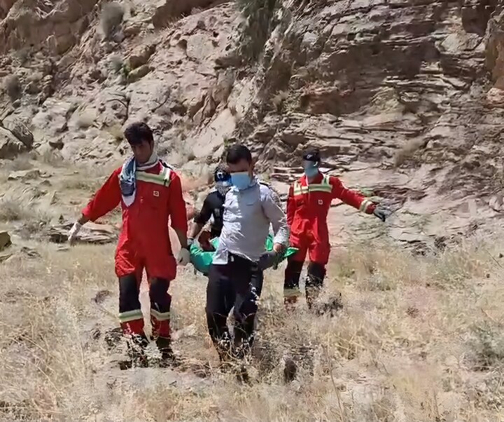 انتقال پیکر مرد ۵۰ ساله از ارتفاعات مدبه خرم‌آباد توسط آتش‌نشانان