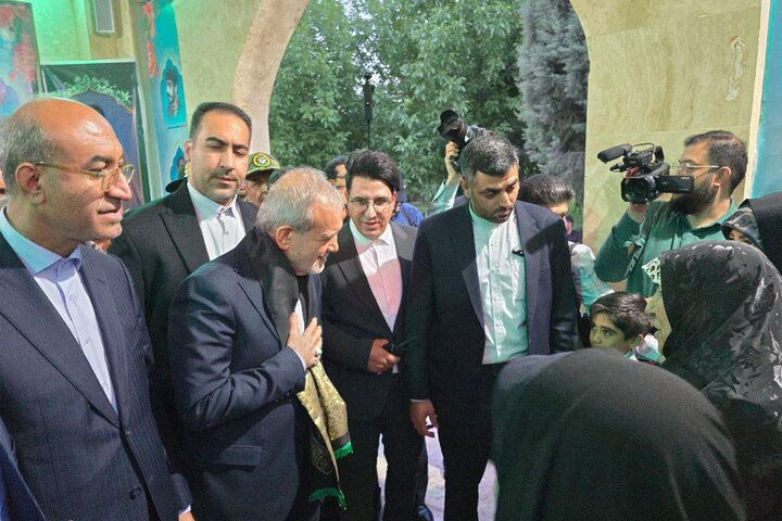 رئیس‌جمهور در بدو ورود به کرمانشاه با خانواده‌های معظم شهدا دیدار کرد