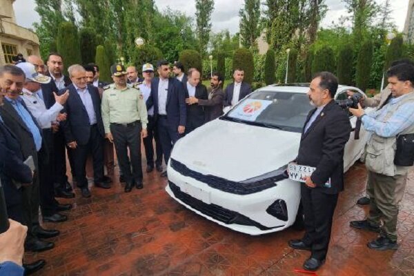 نخستین خودروی وارداتی منطقه آزاد قصرشیرین پلاک شد
