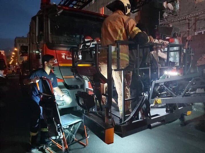 نجات ۳۵ نفر از میان دود و آتش به کمک آتش‌نشانان تهرانی + عکس