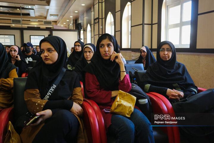 نشست هنرمندانه شهر زندگی