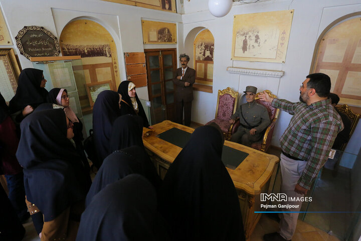 نشست هنرمندانه شهر زندگی