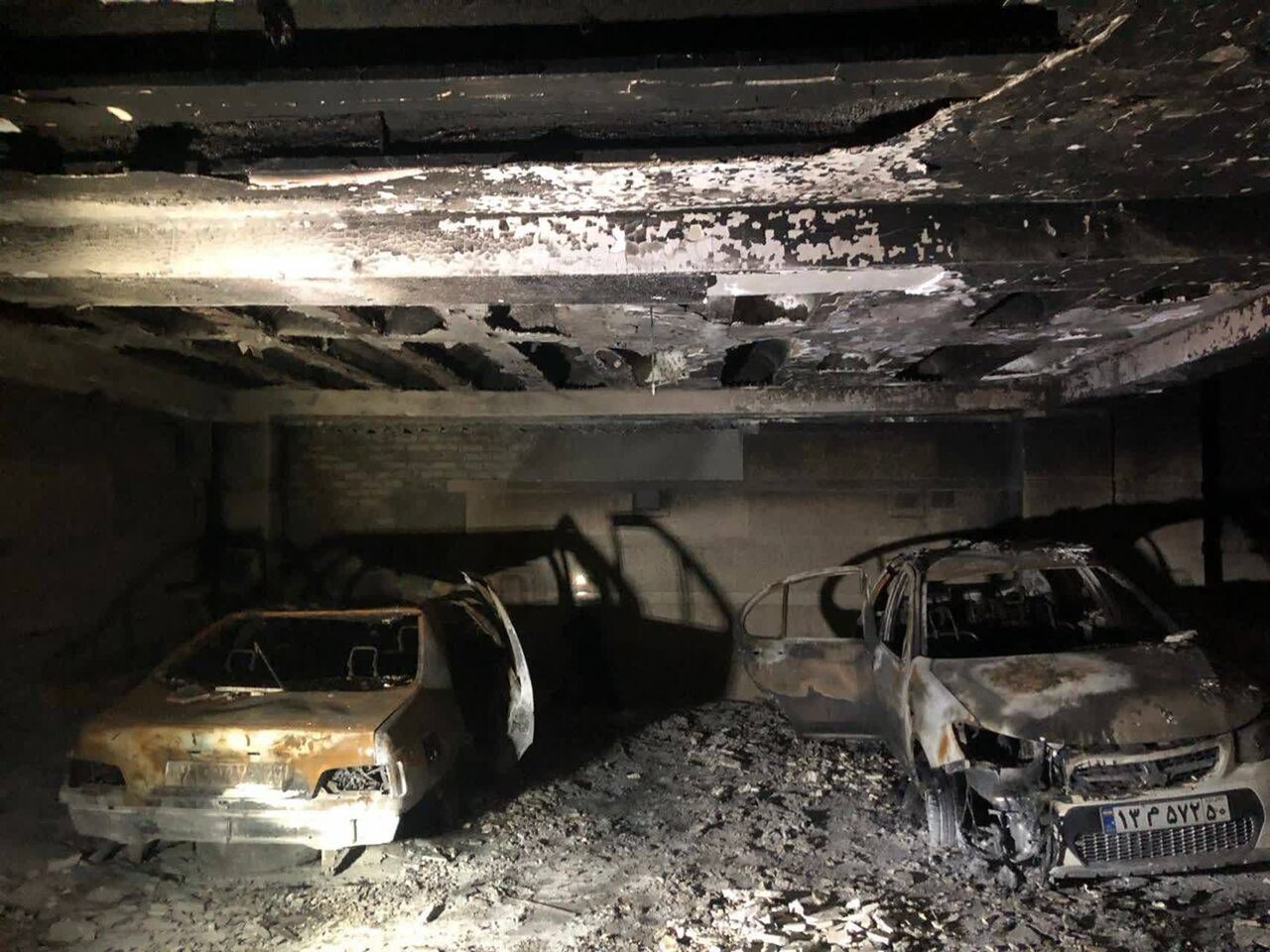 نجات ۳۵ نفر از میان دود و آتش به کمک آتش‌نشانان تهرانی + عکس