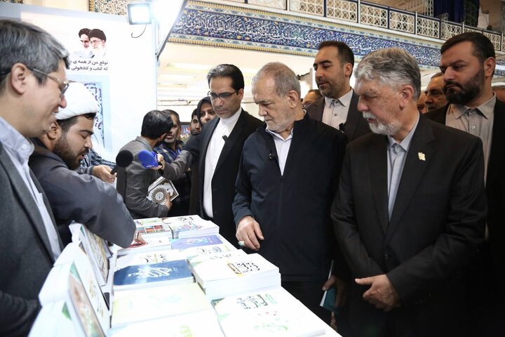 پزشکیان از سی‌وششمین نمایشگاه کتاب تهران بازدید کرد