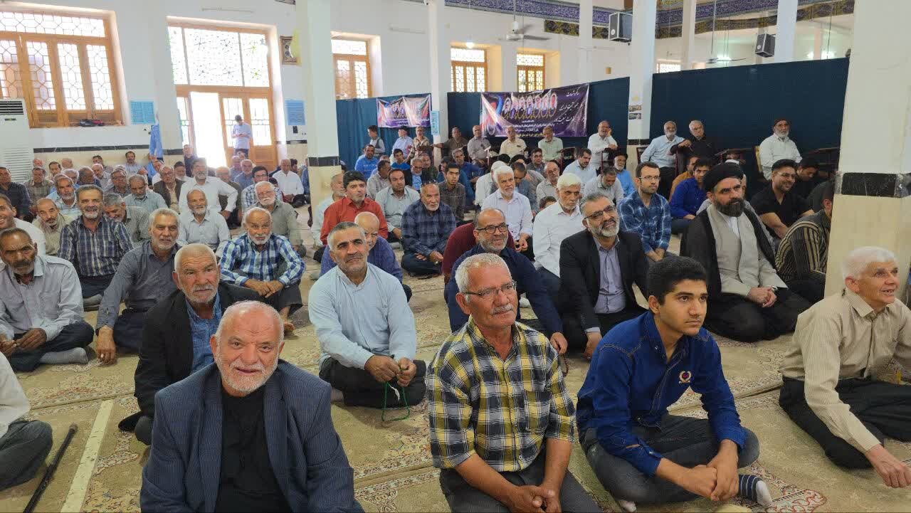 اقدام عجیب و جالب امام جمعه خوروبیابانک همراه فرزندش در نماز جمعه + عکس