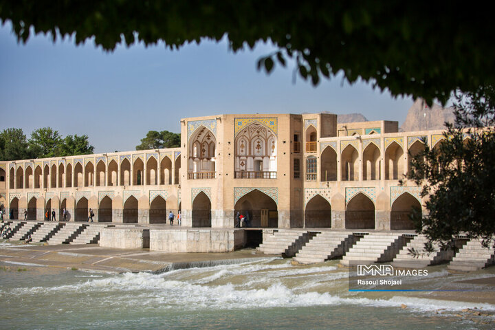 ۱۸ مهر؛ روزی برای شنیدن نغمه آب در بستر خشک زاینده‌ رود