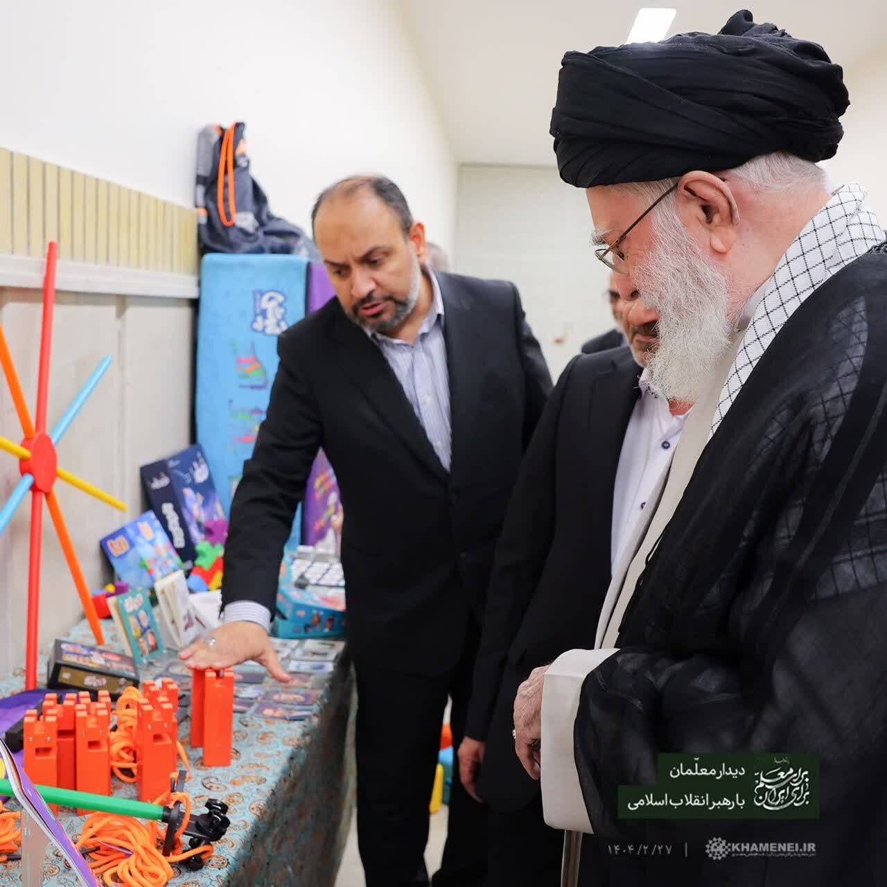 بازدید رهبر انقلاب از نمایشگاه «همه با هم برای ایران برای مدرسه»
