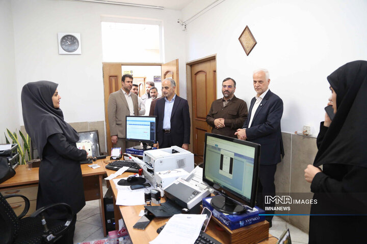 بازدید سرزده شهردار اصفهان از شهرداری منطقه 14