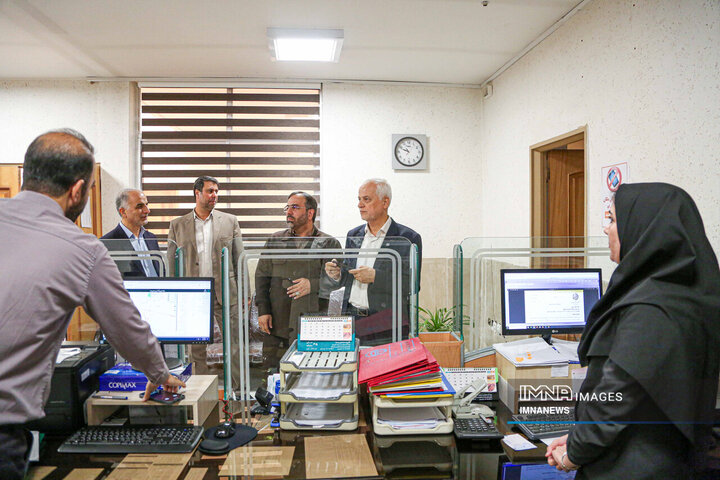 بازدید سرزده شهردار اصفهان از شهرداری منطقه 14