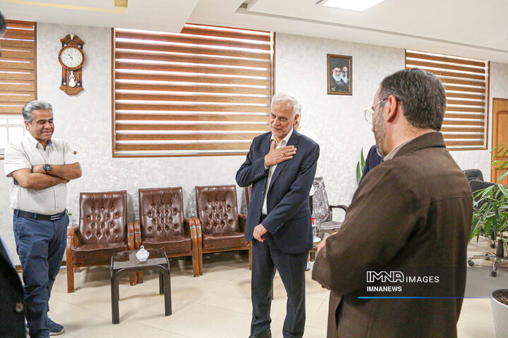 بازدید سرزده شهردار اصفهان از شهرداری منطقه 14