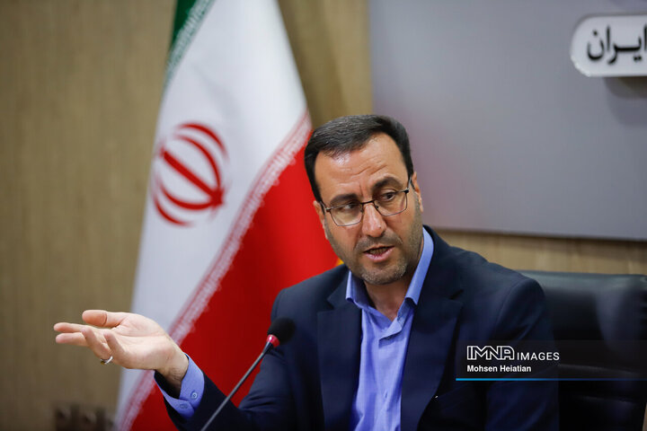 همسطح‌سازی و مناسب‌سازی ایستگاه‌های اتوبوس با پیاده‌روها در منطقه ۱۱ اصفهان