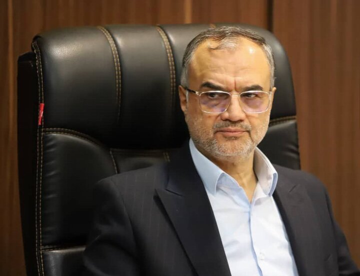 شهرداری رشت موانع پیاده‌رو خیابان مطهری را جمع‌آوری کند