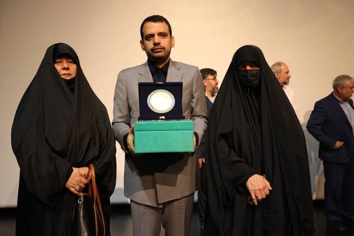 تجلیل از خانواده علی هاشمی به بهانه اکران «اسفند»