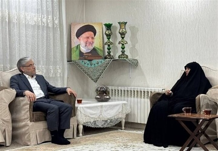 دیدار وزیر علوم با خانواده شهید رئیسی