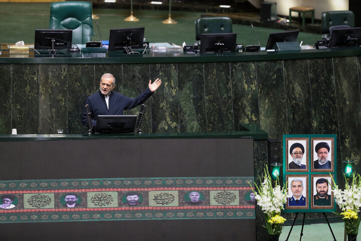 باید قدردان سادگی، صداقت و پاکی شهیدان خدمت و خانواده‌های آنان باشیم