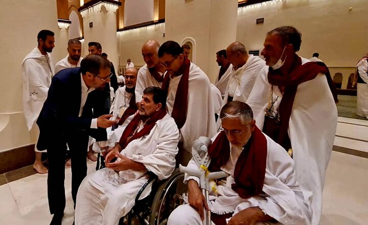 جانبازان در مسجد شجره لباس احرام به تن کردند جانبازان در مسجد شجره لباس احرام به تن کردند