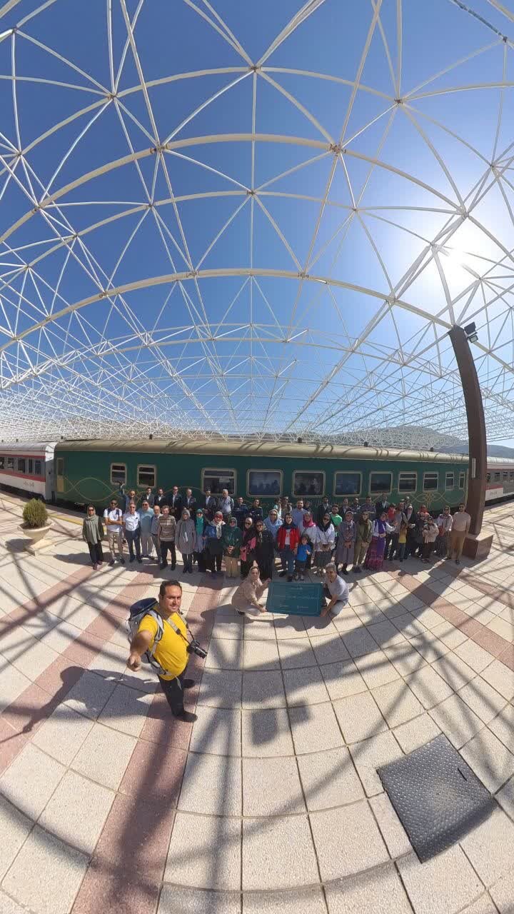 اولین قطار «مثلث طلایی» به شیراز رسید/ گردشگری ریلی توسعه پیدا میکند