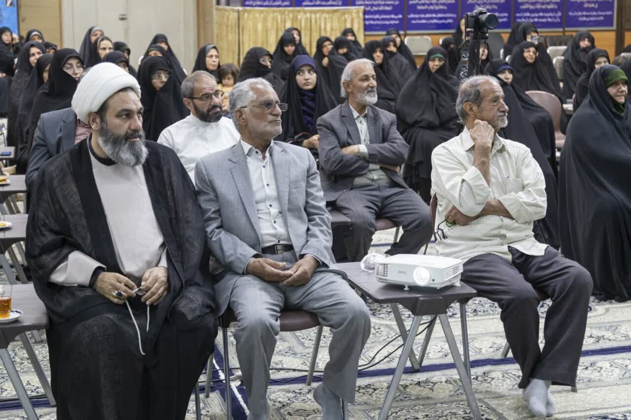 آزادگی و سربلندی در گرو مقاومت در مقابل دشمن است