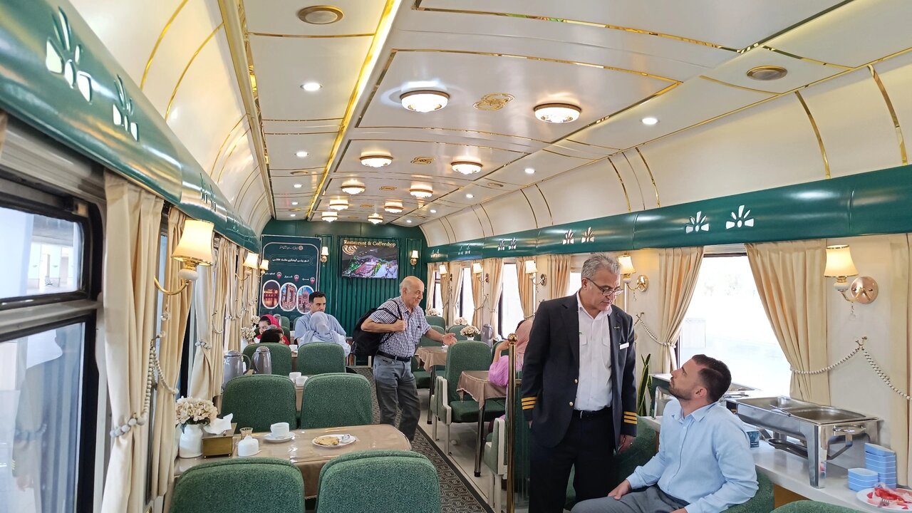 قطار گردشگری «مثلث طلایی» به اصفهان رسید