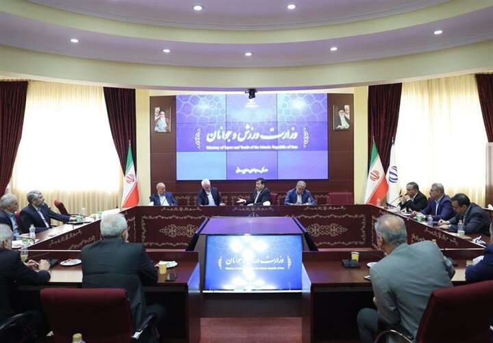 نشست وزیر ورزش با مدیران باشگاه‌ها برای مهار تورم قرارداد