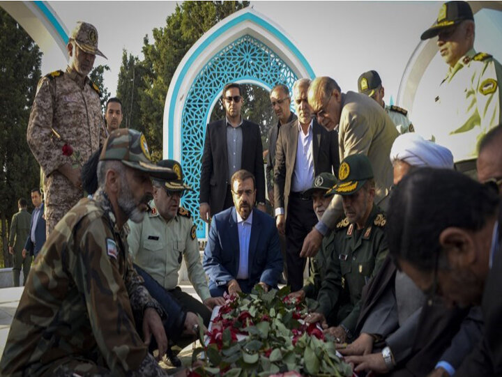 عزت ایران در عرصه بین‌الملل؛ حاصل رهبری امام و ایثار شهدا