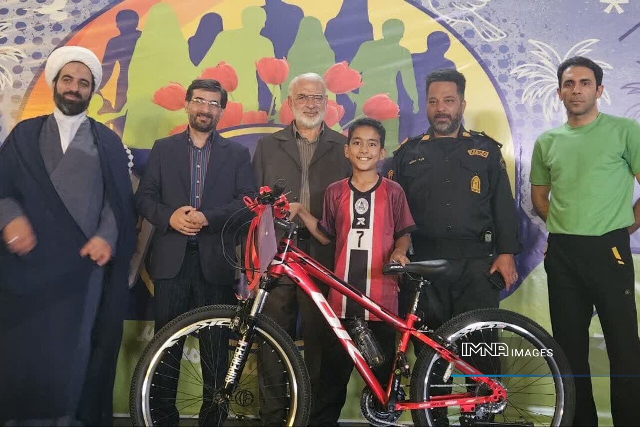 بزرگداشت سوم خرداد با همایش پیادهروی خانوادگی در منطقه ۱۰ اصفهان