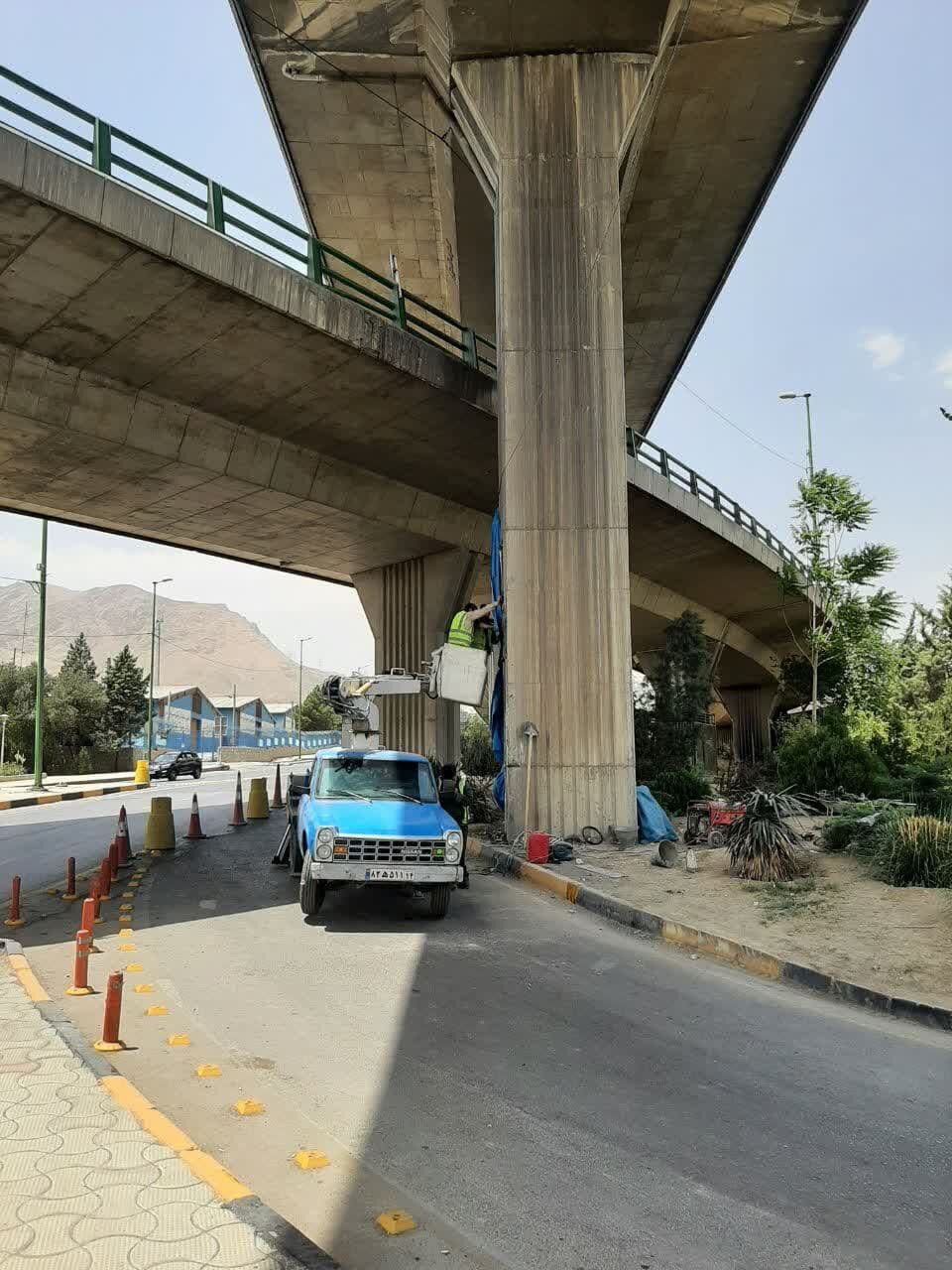 اجرای عملیات بهسازی قسمت‌های آسیب‌دیده پل دفاع مقدس