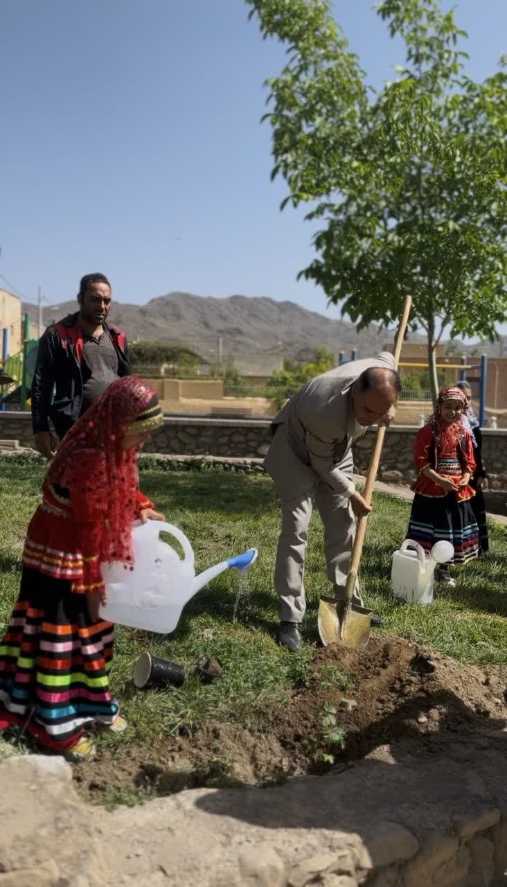 نخستین باغچه گل جهانی صلح در شهر نطنز احداث شد