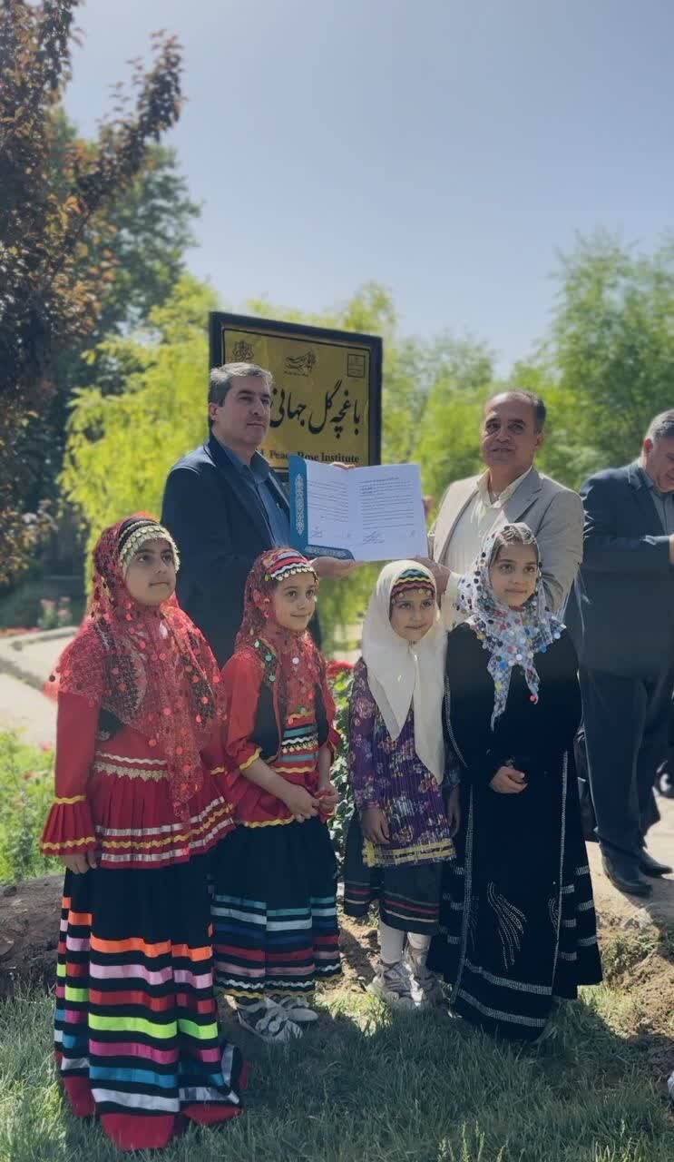 نخستین باغچه گل جهانی صلح در شهر نطنز احداث شد