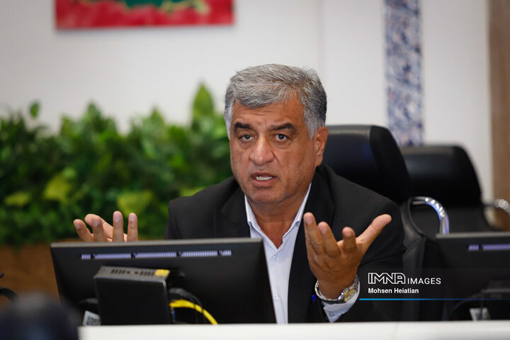 شهرداری با چنگ و دندان فضای سبز اصفهان را حفظ می‌کند