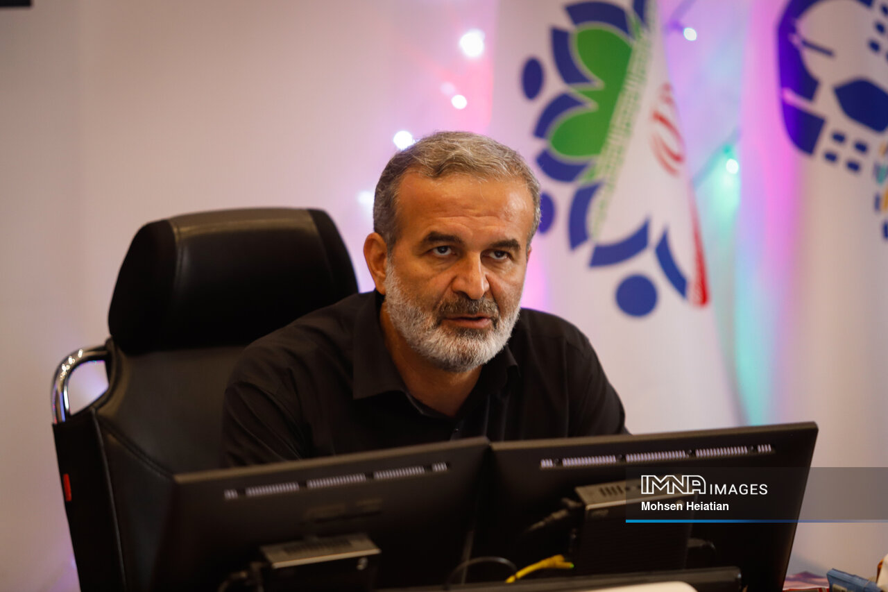 تقدیر از شهرداری اصفهان بهعنوان نهاد برگزیده در جایزه ملی انرژیهای تجدیدپذیر