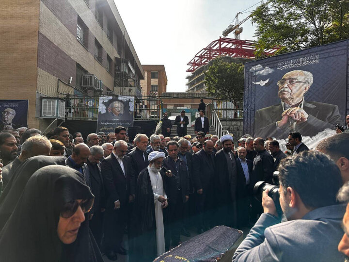 حضور رئیس جمهور در مراسم تشییع رئیس فقید جامعه خیرین مدرسه‌ساز