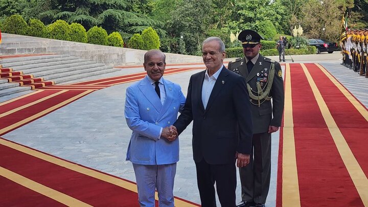 استقبال رسمی پزشکیان از شهباز شریف در کاخ سعدآباد