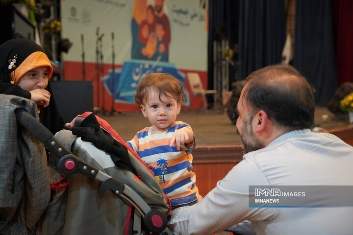 مراسم تجلیل از کارکنان مزدوج و صاحب فرزند شده شهرداری اصفهان در سال 1403