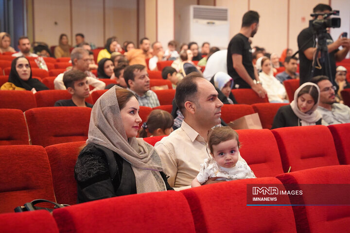 مراسم تجلیل از کارکنان مزدوج و صاحب فرزند شده شهرداری اصفهان در سال 1403