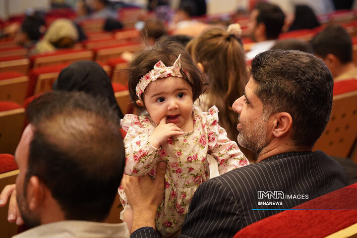 مراسم تجلیل از کارکنان مزدوج و صاحب فرزند شده شهرداری اصفهان در سال 1403