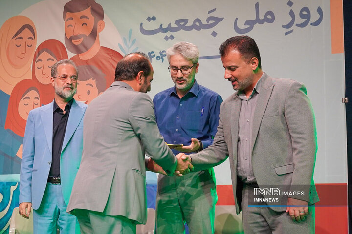 مراسم تجلیل از کارکنان مزدوج و صاحب فرزند شده شهرداری اصفهان در سال 1403