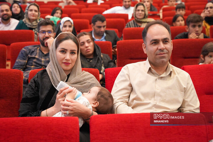 مراسم تجلیل از کارکنان مزدوج و صاحب فرزند شده شهرداری اصفهان در سال 1403