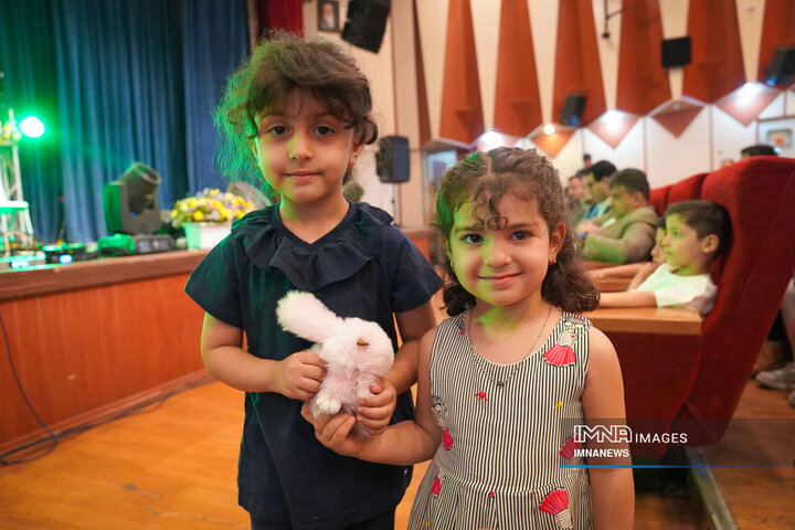 مراسم تجلیل از کارکنان مزدوج و صاحب فرزند شده شهرداری اصفهان در سال 1403