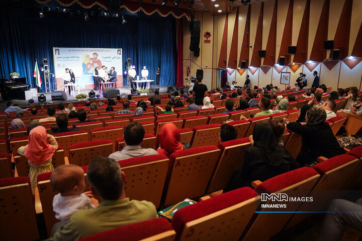 مراسم تجلیل از کارکنان مزدوج و صاحب فرزند شده شهرداری اصفهان در سال 1403