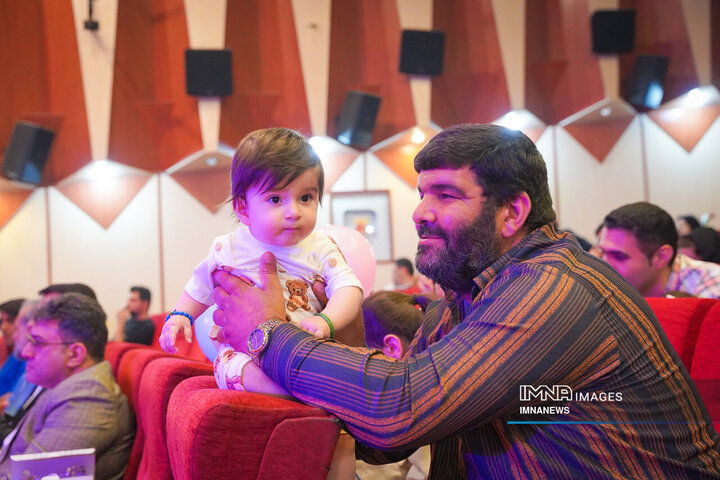 مراسم تجلیل از کارکنان مزدوج و صاحب فرزند شده شهرداری اصفهان در سال 1403